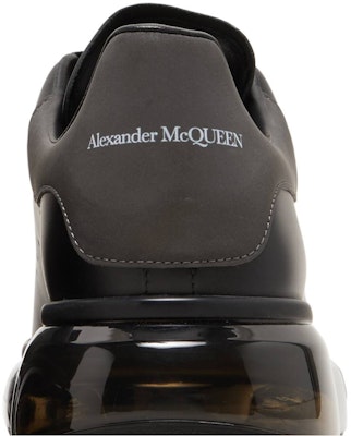 Alexander McQueen Sepatu Oversized 'Clear Sole - Hitam' 610812-WHYBH-1073 Sizing Alexander McQueen Sepatu Oversized 'Clear Sole - Hitam' 610812-WHYBH-1073