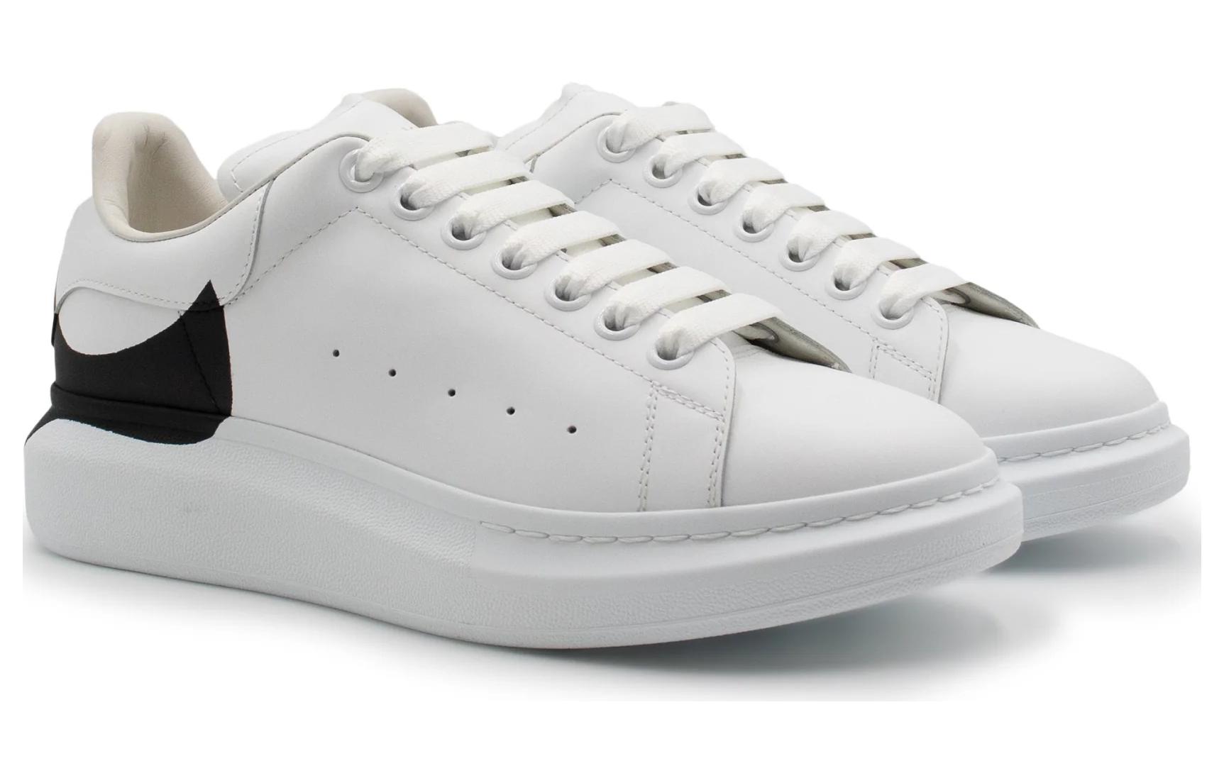 Shop アレキサンダーマックイーン オーバーサイズスニーカー 白黒 645863-WHZ4L-9061
