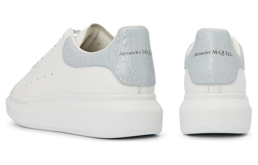 Shop 알렉산더 맥퀸 오버사이즈 스니커즈 '화이트 라이트 블루 크로커다일' 625162-WIBNG-9760