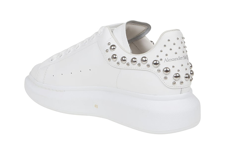 Shop Zapatillas Alexander McQueen Oversized 'Blanco con Tachuelas Plateadas' 662643-WHTQQ-9071