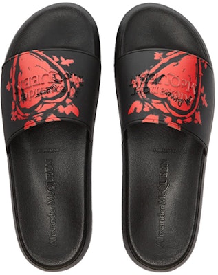 Sandal Kolam Alexander McQueen 'Heart Logo - Hitam' 667807-W4QS1-1037 Lookbook Sandal Kolam Alexander McQueen 'Heart Logo - Hitam' 667807-W4QS1-1037