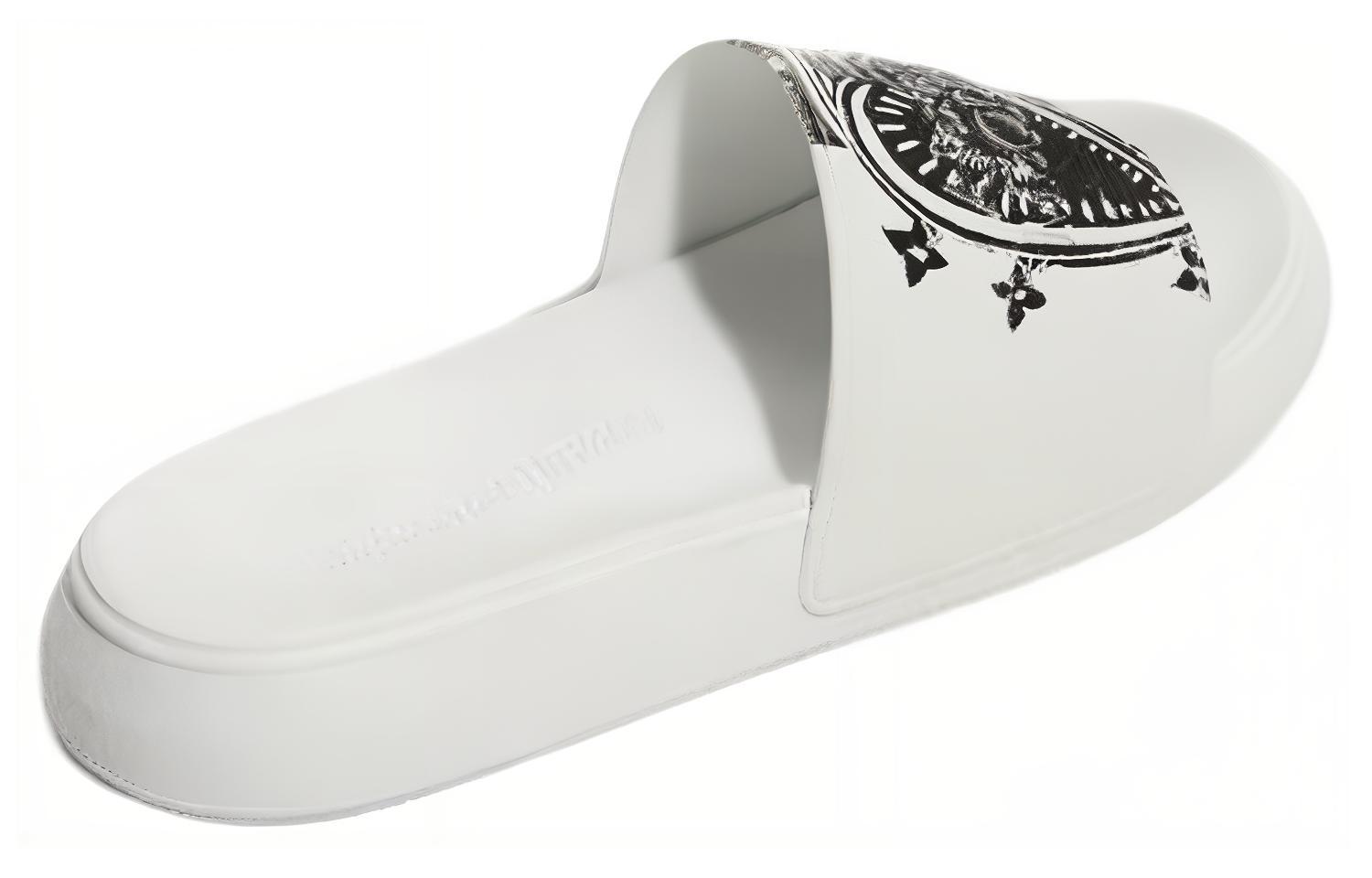 Shop Sandal Alexander McQueen Pool 'Heart Logo - Putih' 667808-W4QS2-9061