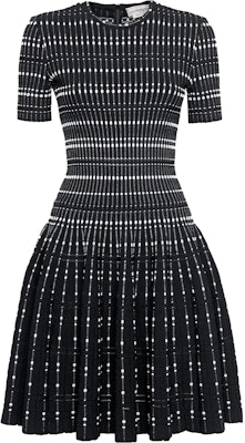 Alexander McQueen Slim Fit Ribbed Crewneck Dress Lengan Pendek Hitam. 760636-Q1A6P-1104 Buy Alexander McQueen Slim Fit Ribbed Crewneck Dress Lengan Pendek Hitam. 760636-Q1A6P-1104