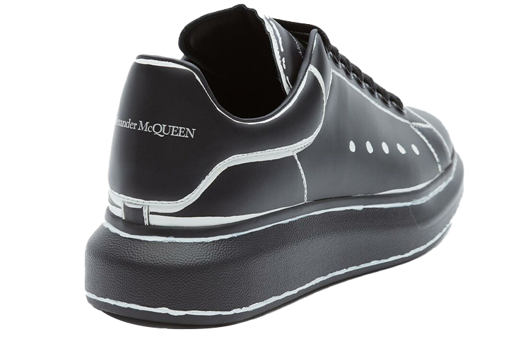 Shop Alexander McQueen Cuir Lisse Gravé au Laser ''Noir'' 627867WHYBI1070
