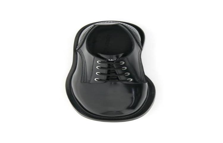 Shop Alexander McQueen Sepatu Sneakers 'Hitam' 212527LSR000001_1000