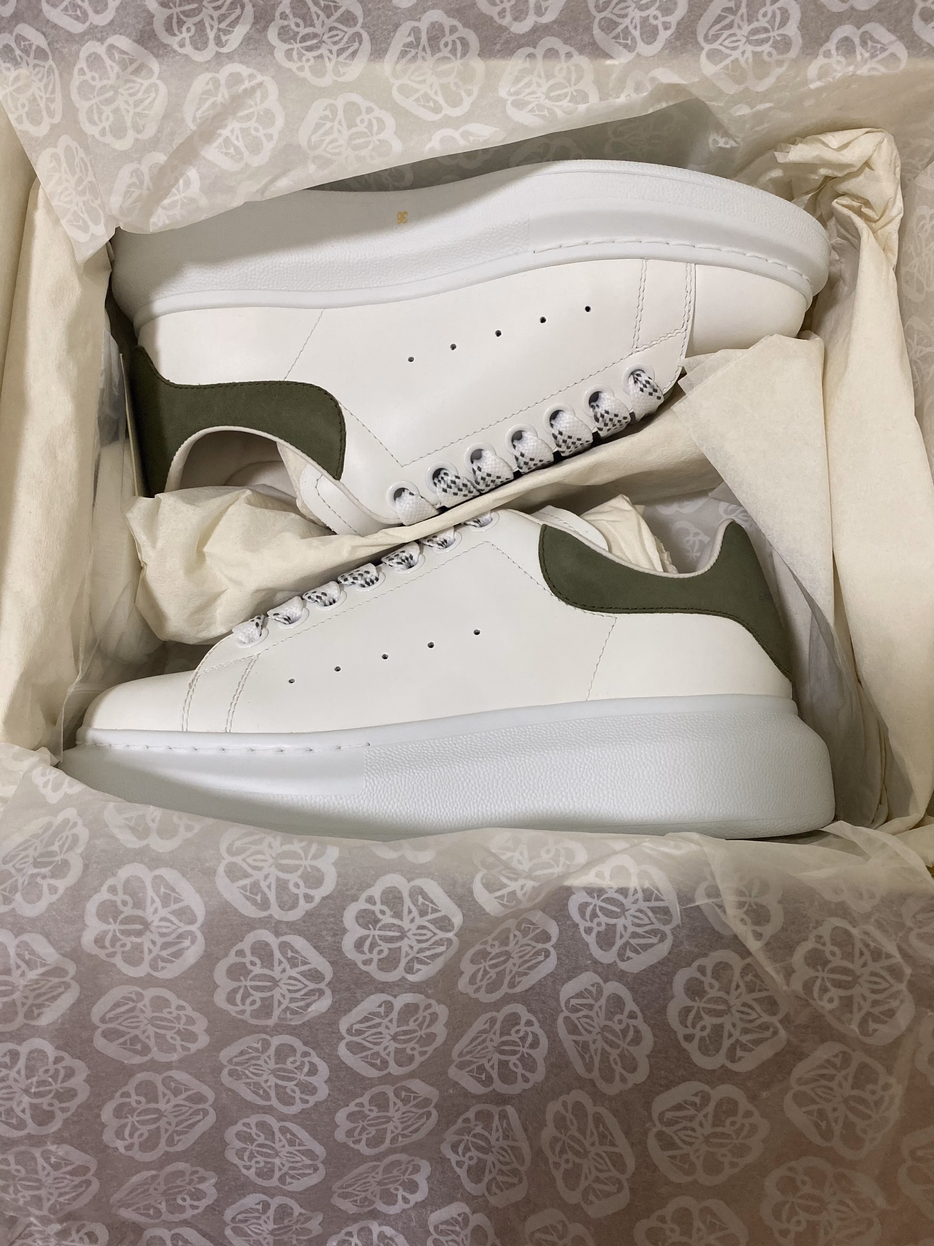 alexander-mc-queen-sneaker-green-suede-tail-jcmq-101453-a