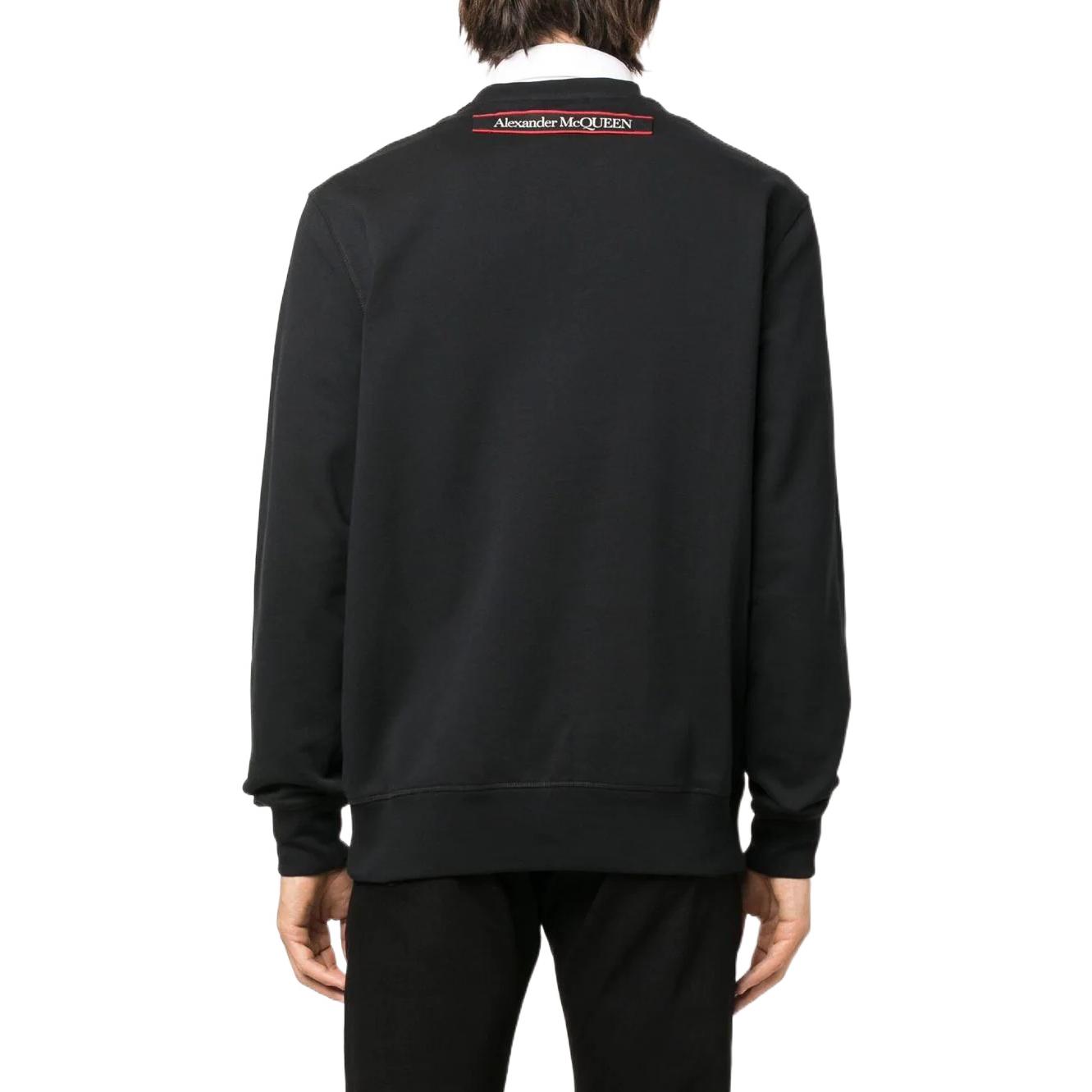 Shop 亚历山大·麦昆 SS22 黑色前标志贴饰圆领卫衣 642663-QTX75-0901