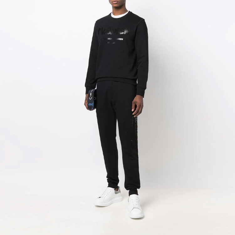 Lookbook 알렉산더 맥퀸 SS22 블랙 로고 프린트 밴딩 조거 팬츠 688714-QSZ81-0911