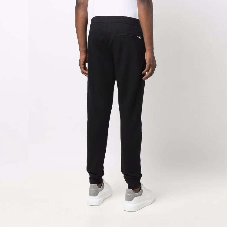 Shop 알렉산더 맥퀸 SS22 블랙 로고 프린트 밴딩 조거 팬츠 688714-QSZ81-0911