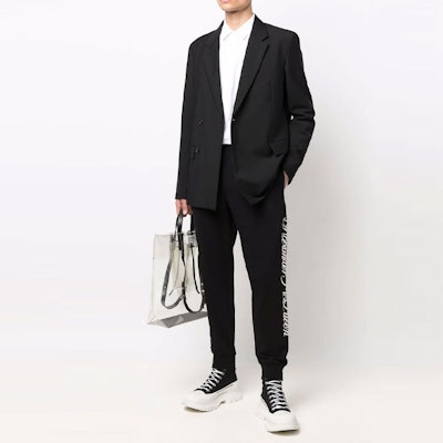 Alexander McQueen SS22 Seluar Jogger Slim Logo Hitam Pinggang Tinggi 687742-QSZ9A-0901 Lookbook Alexander McQueen SS22 Seluar Jogger Slim Logo Hitam Pinggang Tinggi 687742-QSZ9A-0901