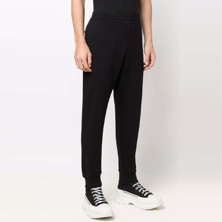 Shop Alexander McQueen SS22 Seluar Jogger Slim Logo Hitam Pinggang Tinggi 687742-QSZ9A-0901