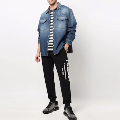 알렉산더 맥퀸 SS22 블랙 로고 프린트 니트 조거 스웨트팬츠 688714-QSZ81-0901 Lookbook 알렉산더 맥퀸 SS22 블랙 로고 프린트 니트 조거 스웨트팬츠 688714-QSZ81-0901