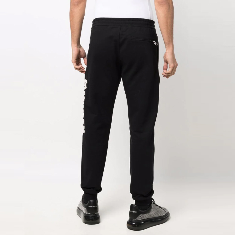 Shop 알렉산더 맥퀸 SS22 블랙 로고 프린트 니트 조거 스웨트팬츠 688714-QSZ81-0901