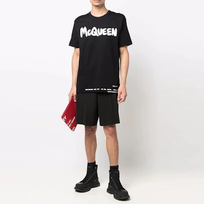 Alexander McQueen SS22 Kaos Hitam Lengan Pendek dengan Cetak Logo. 684500-QSZ57-0901 Shop Alexander McQueen SS22 Kaos Hitam Lengan Pendek dengan Cetak Logo. 684500-QSZ57-0901