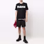 Shop Alexander McQueen SS22 Kaos Hitam Lengan Pendek dengan Cetak Logo. 684500-QSZ57-0901