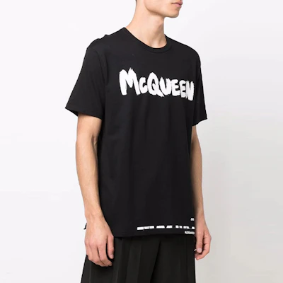 Alexander McQueen SS22 Kaos Hitam Lengan Pendek dengan Cetak Logo. 684500-QSZ57-0901 Details for Alexander McQueen SS22 Kaos Hitam Lengan Pendek dengan Cetak Logo. 684500-QSZ57-0901