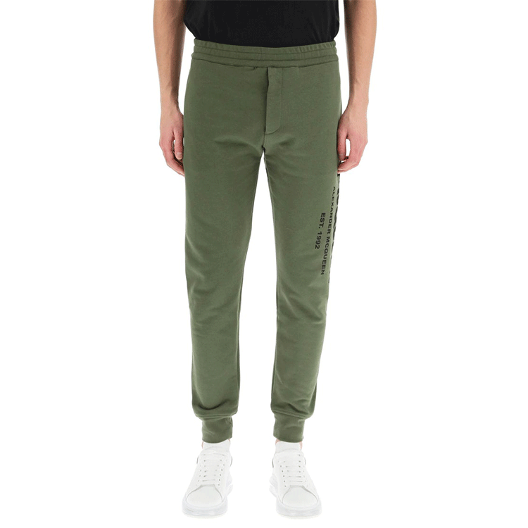 Lookbook Alexander McQueen SS22 Celana Jogger Hijau dengan Cetakan Huruf 688714-QSZ81-0904