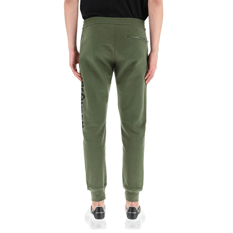 Shop Alexander McQueen SS22 Celana Jogger Hijau dengan Cetakan Huruf 688714-QSZ81-0904