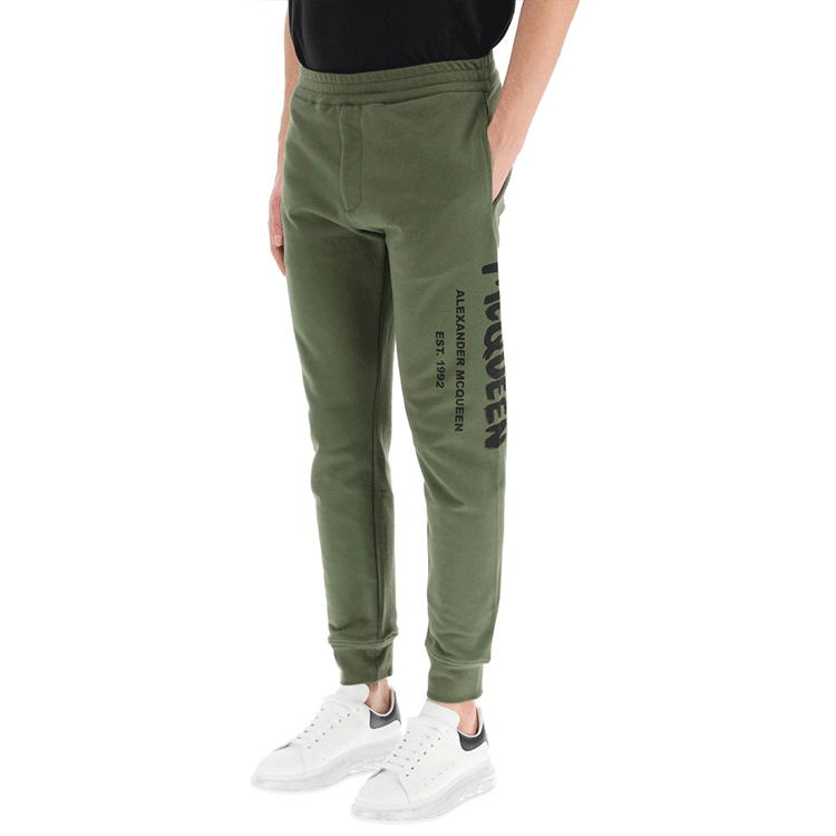 Purchase Alexander McQueen SS22 Celana Jogger Hijau dengan Cetakan Huruf 688714-QSZ81-0904