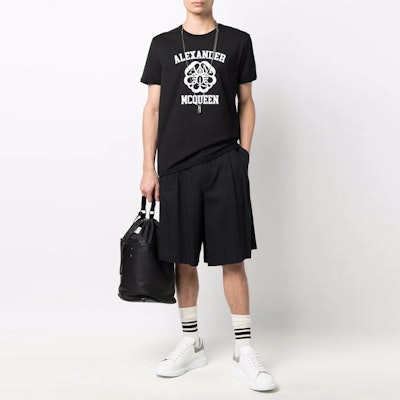 Alexander McQueen SS22 Logo Cetak Hitam Baju-T Lengan Pendek. 682519-QSZ53-0901 Lookbook Alexander McQueen SS22 Logo Cetak Hitam Baju-T Lengan Pendek. 682519-QSZ53-0901