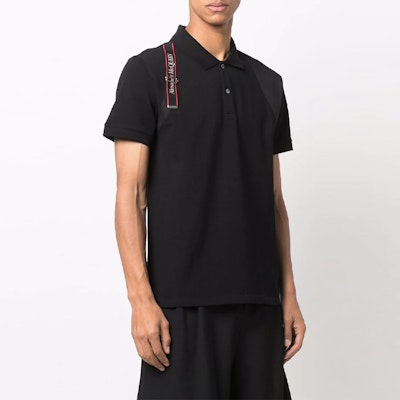 알렉산더 맥퀸 SS22 로고 스트랩 디테일 코튼 폴로 셔츠 블랙 625245-QSX33-1000 Shop 알렉산더 맥퀸 SS22 로고 스트랩 디테일 코튼 폴로 셔츠 블랙 625245-QSX33-1000