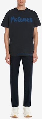 Alexander McQueen SS22 Kaos Crewneck Logo Cetak Navy. 622104-QUZ57-0933 Lookbook Alexander McQueen SS22 Kaos Crewneck Logo Cetak Navy. 622104-QUZ57-0933