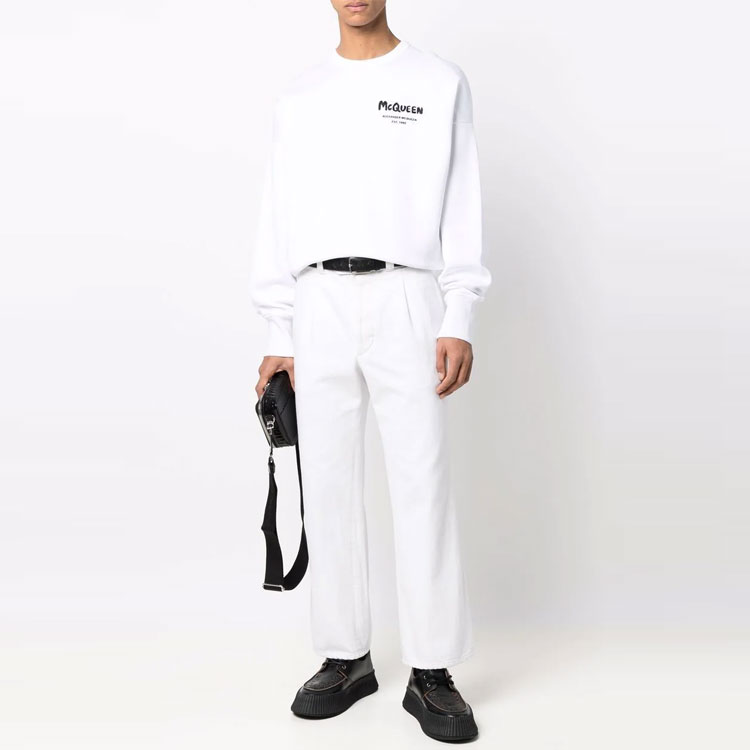 Lookbook 알렉산더 맥퀸 SS22 화이트 로고 프린트 크루넥 맨투맨 남성용. 671947-QSX56-9090