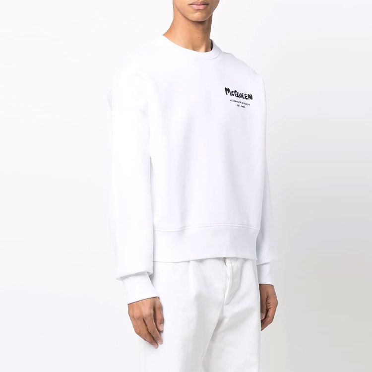 Shop 알렉산더 맥퀸 SS22 화이트 로고 프린트 크루넥 맨투맨 남성용. 671947-QSX56-9090