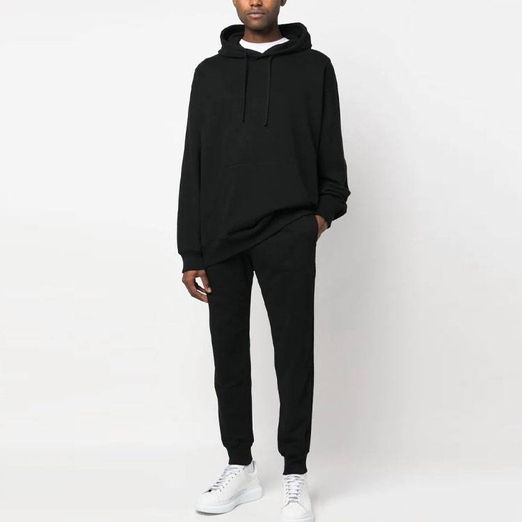 Lookbook 알렉산더 맥퀸 SS23 블랙 니트 조거 팬츠 지퍼 포켓 디자인. 731642-QUX43-1000