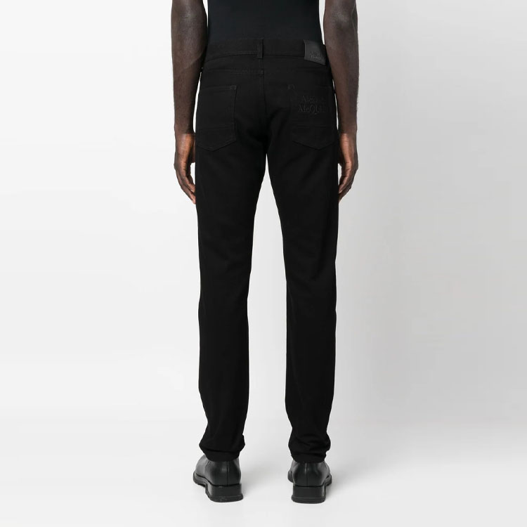 Shop 알렉산더 맥퀸 SS23 자수 로고 슬림 핏 블랙 진 남성용. 683031-QTY70-1000