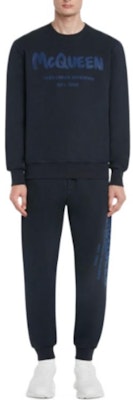 알렉산더 맥퀸 SS23 로고 프린트 니트 조거 팬츠 네이비 블루 688714-QUZ81-0933 Lookbook 알렉산더 맥퀸 SS23 로고 프린트 니트 조거 팬츠 네이비 블루 688714-QUZ81-0933