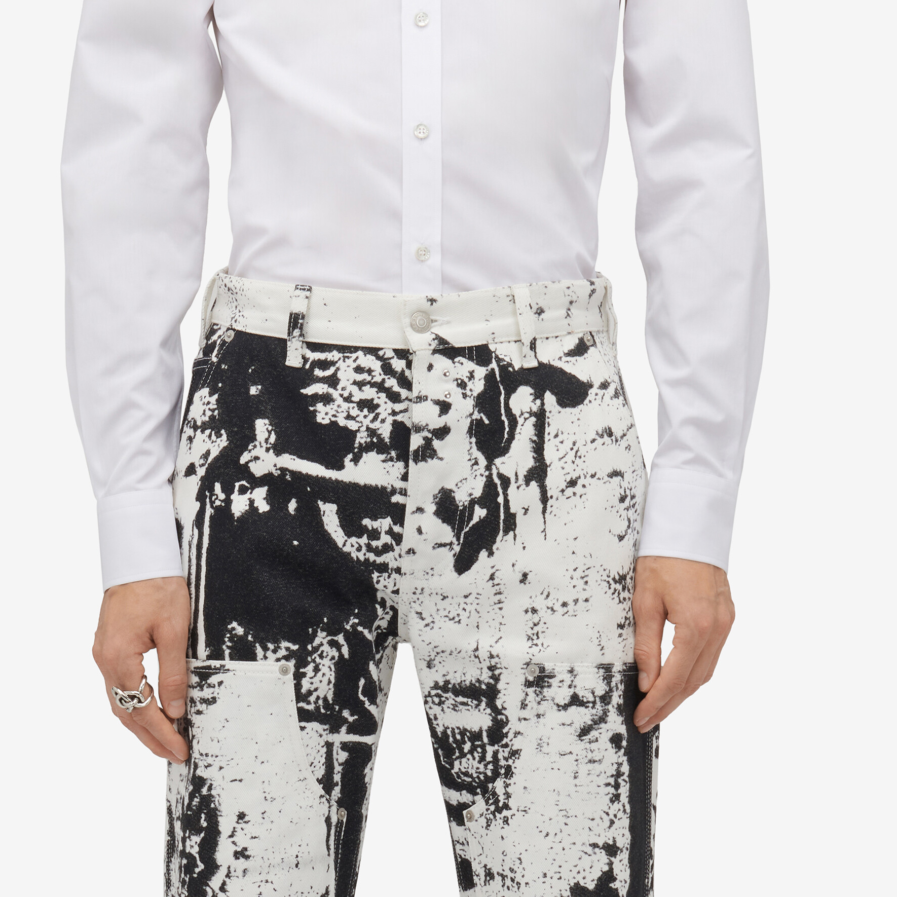 Details for 알렉산더 맥퀸 SS24 화이트 스트레이트 레그 패턴 버튼 프론트 진 남성. 781778-QYAAZ-9080