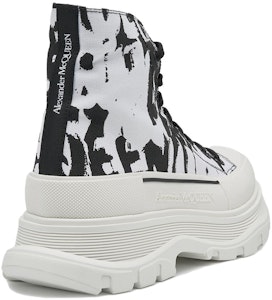 アレキサンダー・マックイーン トレッド スリック ブーツ 'グラフィティ ロゴ - ホワイト ブラック' 705667-W4TG4-9356 705667-W4TG4-9356 Lookbook アレキサンダー・マックイーン トレッド スリック ブーツ 'グラフィティ ロゴ - ホワイト ブラック' 705667-W4TG4-9356 705667-W4TG4-9356