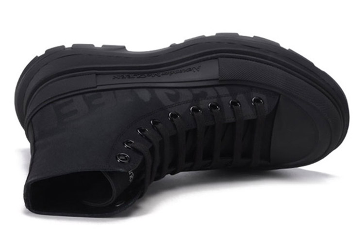 Purchase アレキサンダー・マックイーン トレッド スリック ブーツ (落書きロゴ - ブラック) 682420W4RQ21070