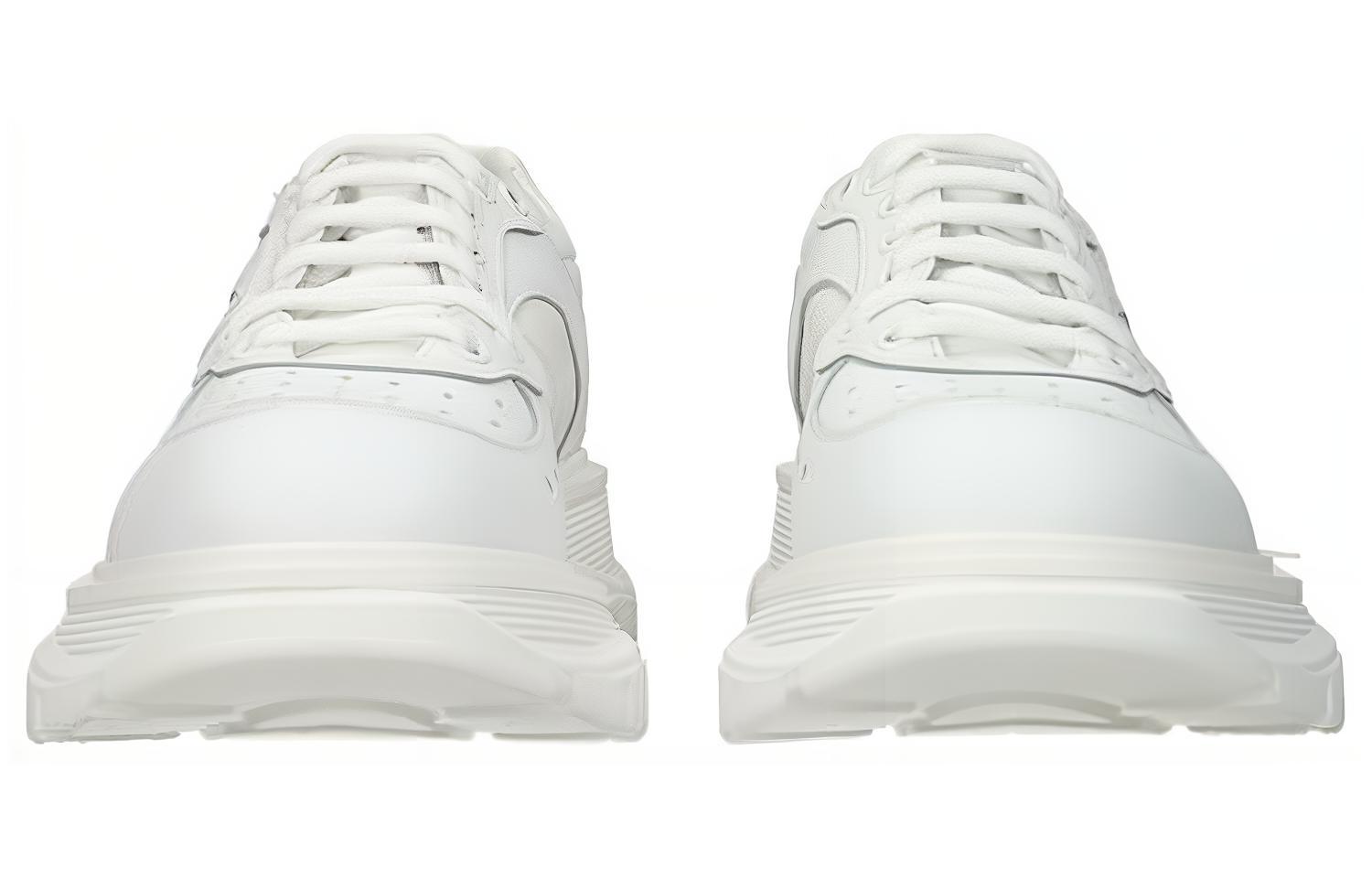Shop Alexander McQueen Tread Suede Panel Kulit Sepatu 'Putih' 627222WHRH59071