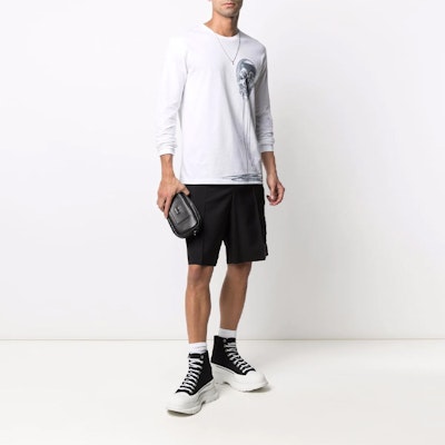 Alexander McQueen Kemeja-T Putih Cetakan Tengkorak Lengan Panjang Leher Bulat. 631382-QPZ86-0900 Lookbook Alexander McQueen Kemeja-T Putih Cetakan Tengkorak Lengan Panjang Leher Bulat. 631382-QPZ86-0900