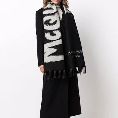 Alexander McQueen 羊毛字母圍巾 男女同款 黑色 6652883200Q1077 Shop Alexander McQueen 羊毛字母圍巾 男女同款 黑色 6652883200Q1077