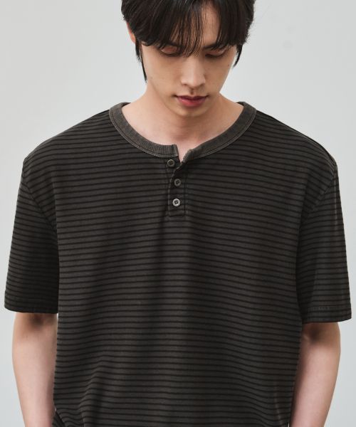 ALICE Pigment Stripe Henley Neck Crop Half T-Shirt [Charcoal] ALSTS6264CH