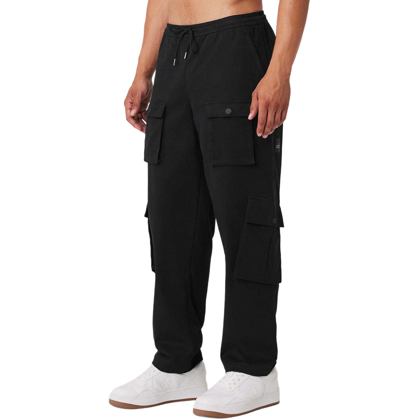 Shop Alo Yoga宽松版大口袋纯色工装裤 - 黑色 m5173r