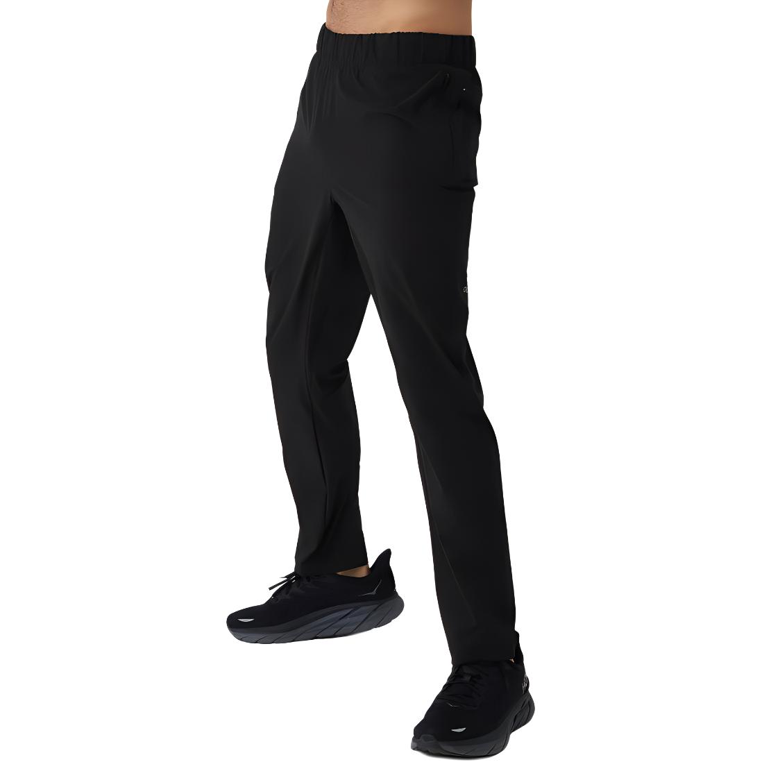 Shop Alo Yoga 修身排汗休闲裤. M5126R