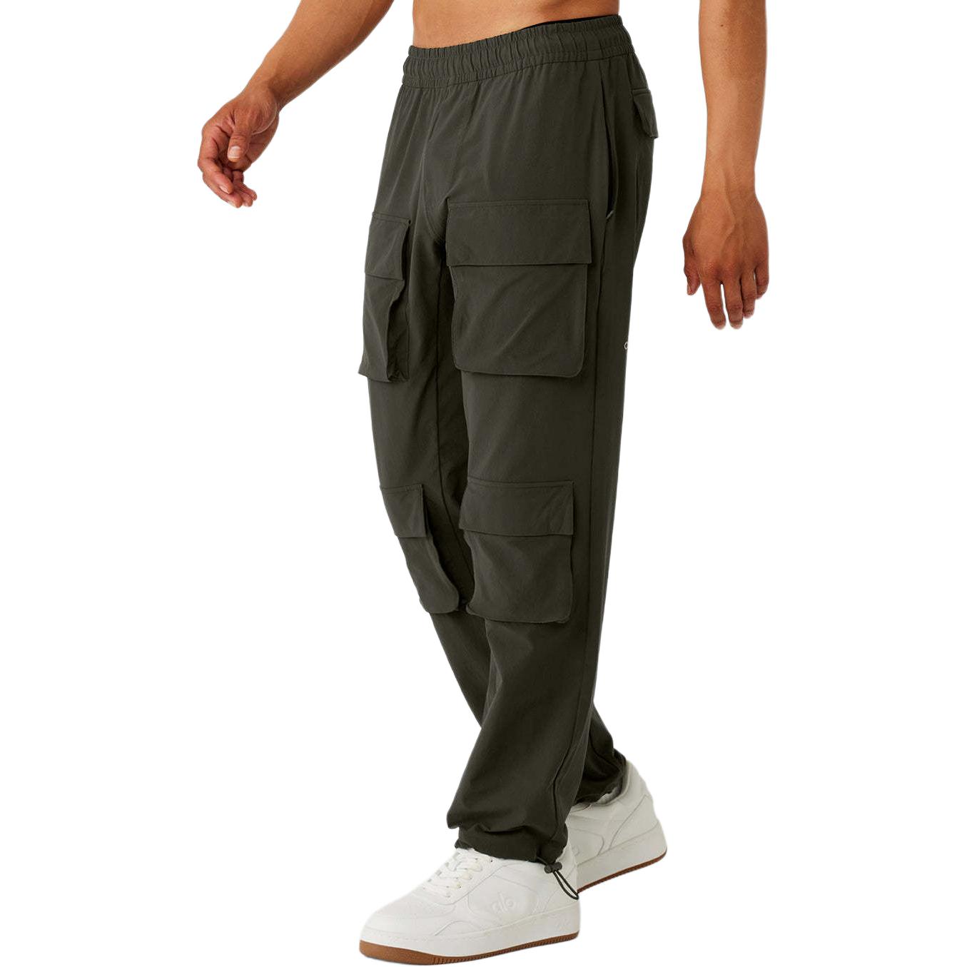 Shop Alo Yoga 纯色多口袋工装裤 绿色. M5189R