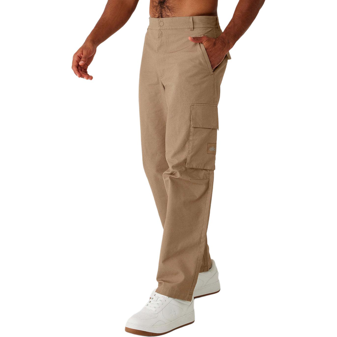 Shop Alo Yoga 男士纯色宽松工装裤 M5159R