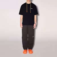 Lookbook AMBUSH FW22 Kaos Hitam Crewneck dengan Detail Tali Serut. BMAA056F22JER0011002