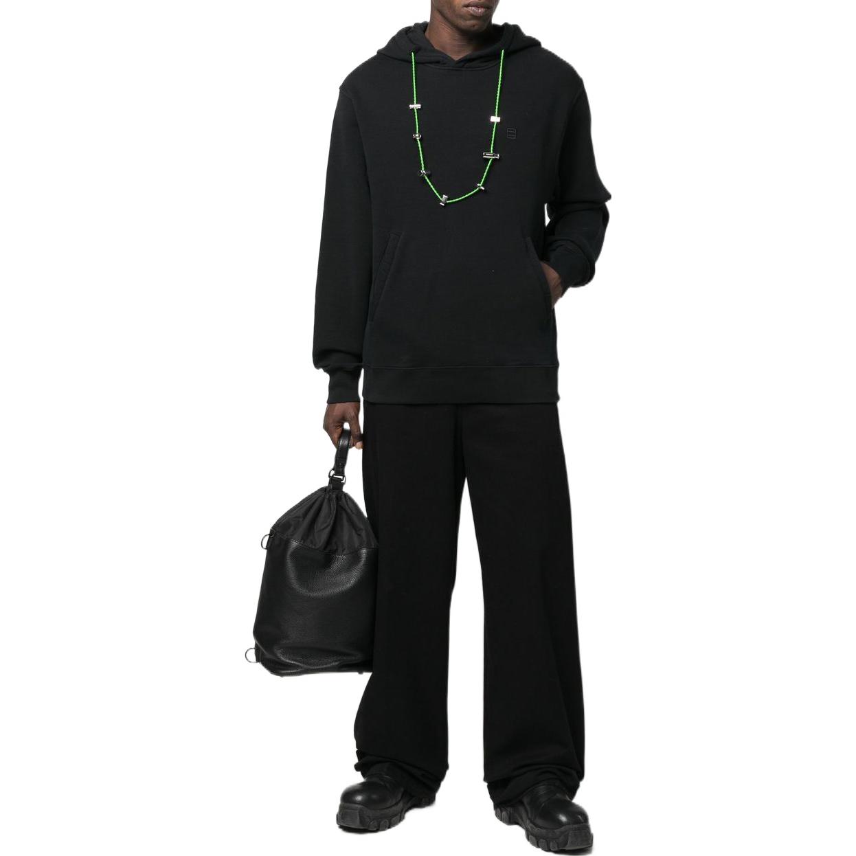 Lookbook AMBUSH 2022秋冬黑色宽松版连帽衫配链条装饰。 BMBB023F22FLE0011084