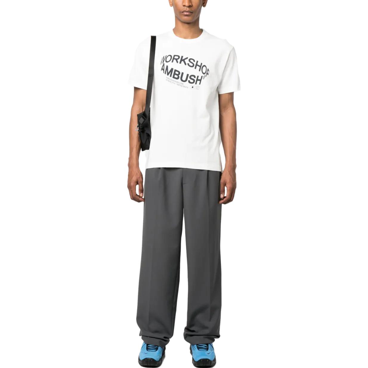 Lookbook AMBUSH 字母印花男女同款白色短袖圆领T恤 BWAA037S23JER001-0247