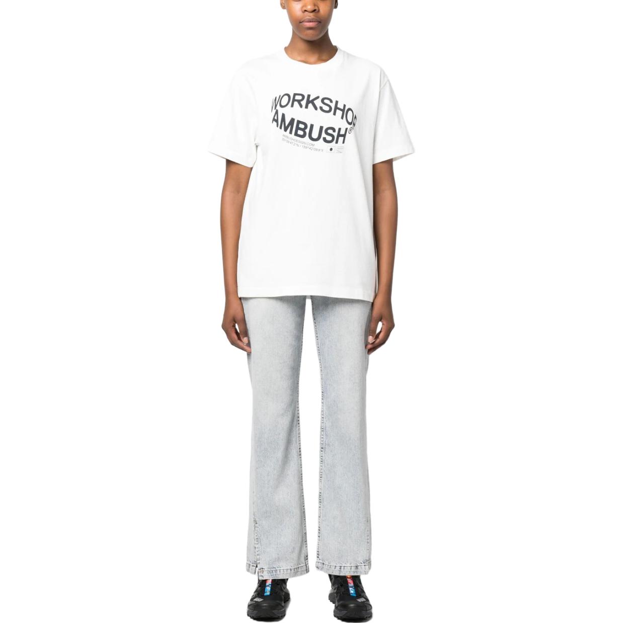 Shop AMBUSH 字母印花男女同款白色短袖圆领T恤 BWAA037S23JER001-0247