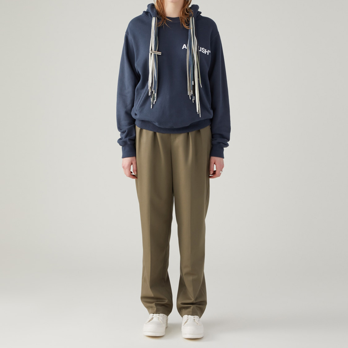 Lookbook AMBUSH Hoodie Unisex Navy dengan Tali Ponytail dan Drawstring 12111845