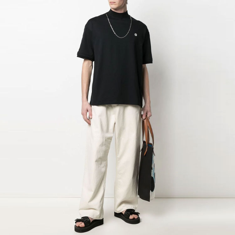 Lookbook AMBUSH SS21 黑色刺绣logo链条细节T恤。 BMAA010S21JER0011001
