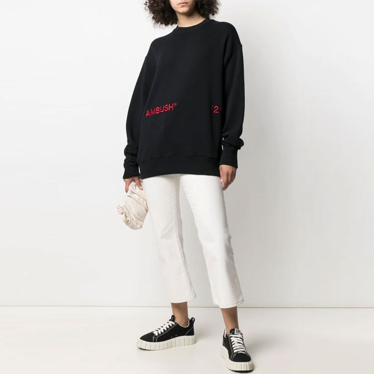 Shop AMBUSH SS21 黑色長袖印花Logo男女款衛衣。 BMBA005S21FLE0011025