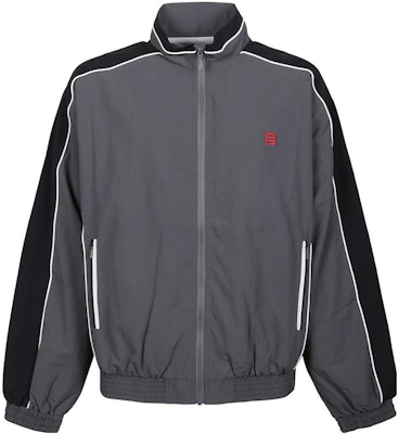 Chaqueta Gris Rayada AMBUSH SS23 con Logo Bordado y Cuello Alto con Cremallera. BMBD002S23FAB0010625 Buy Chaqueta Gris Rayada AMBUSH SS23 con Logo Bordado y Cuello Alto con Cremallera. BMBD002S23FAB0010625